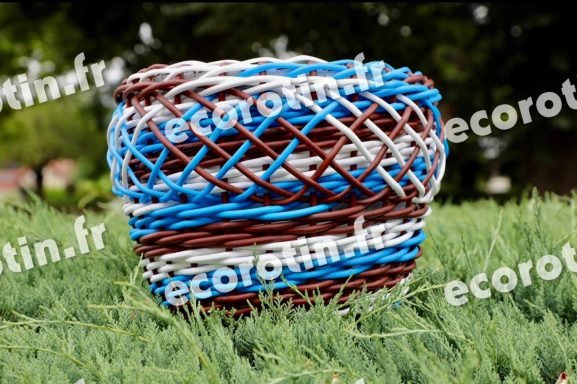 Cache-pot en tressage filet, rouge, bleu et blanc 